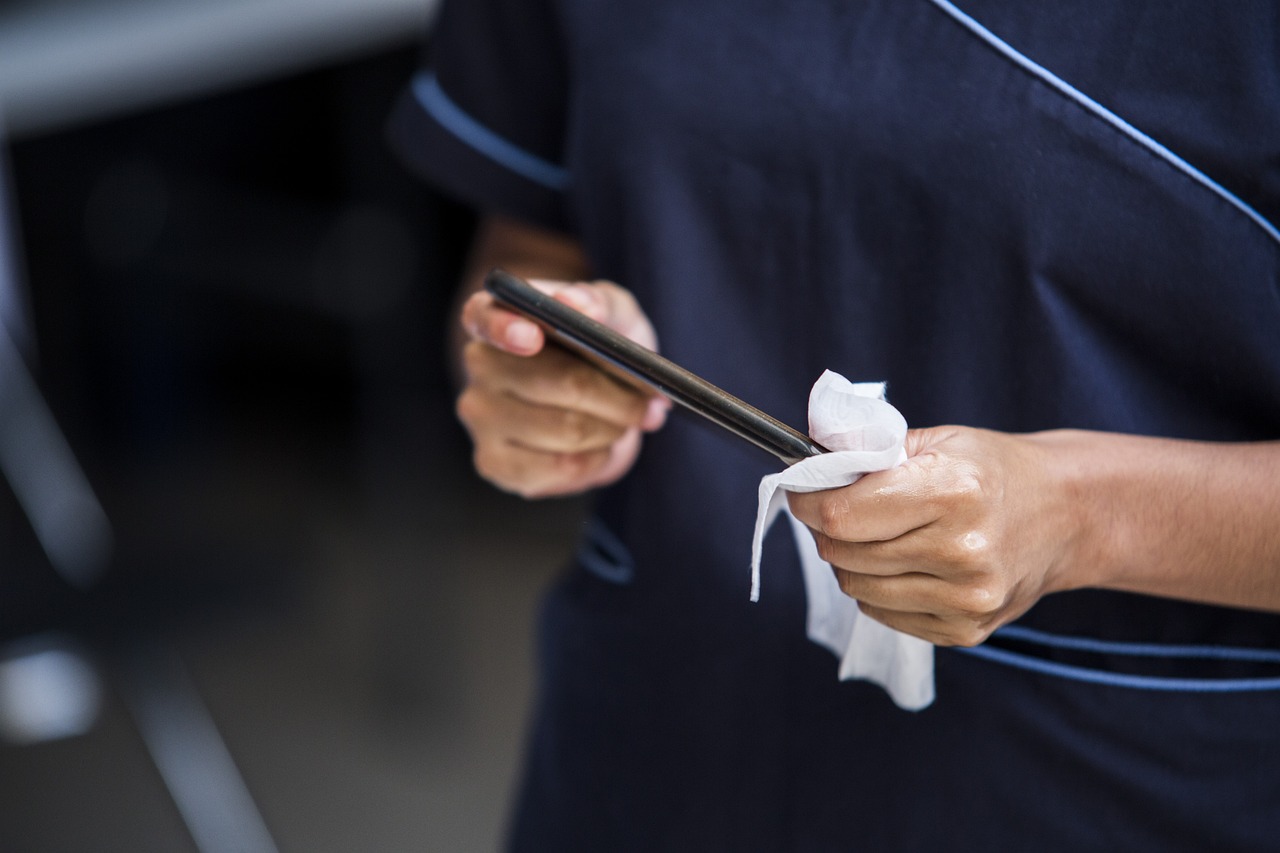 isopropyl alcohol wipe cleaning phone